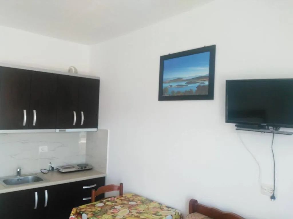 Villa Elvis Caca Ksamil Guest house
