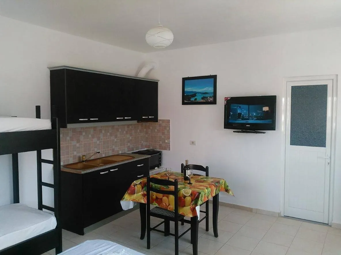 Villa Elvis Caca Ksamil Guest house